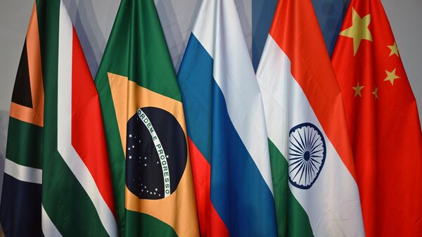 Bandeiras dos países-membros do BRICS são vistas durante a 15ª Cúpula do BRICS em Joanesburgo, África do Sul - Sputnik Brasil