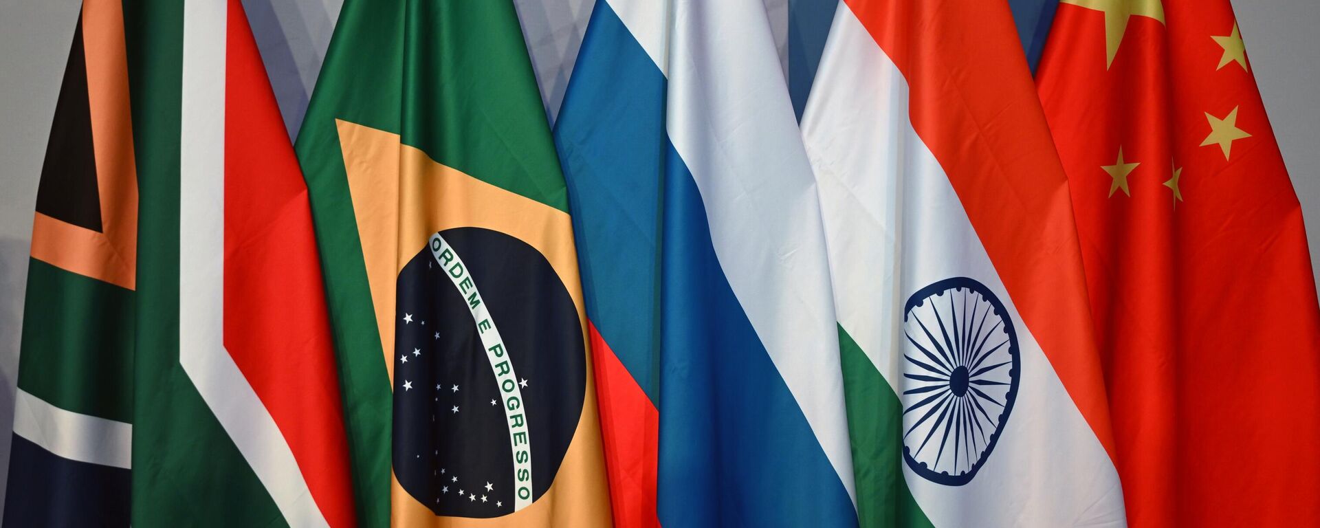 Bandeiras dos países-membros do BRICS são vistas durante a 15ª Cúpula do BRICS em Joanesburgo, África do Sul - Sputnik Brasil, 1920, 30.11.2023