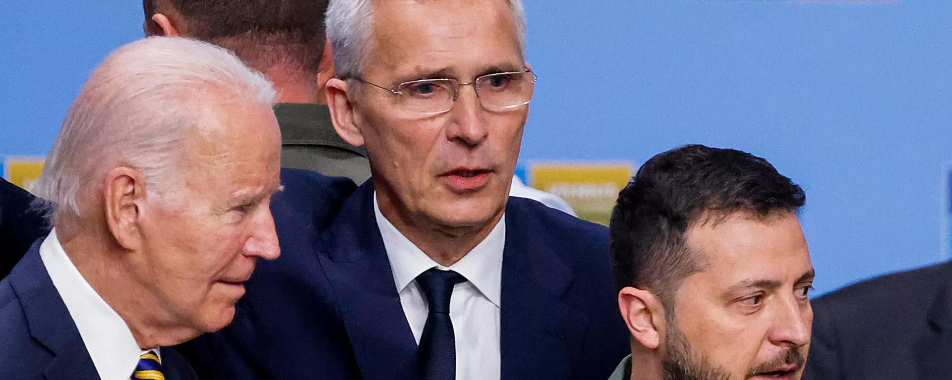 Da esquerda para a direita, Joe Biden, presidente dos EUA; Jens Stoltenberg, secretário-geral da OTAN; e Vladimir Zelensky, presidente da Ucrânia, conversam antes de sessão de trabalho sobre a Ucrânia durante a cúpula da OTAN, em Vilnius, Lituânia, 12 de julho de 2023 - Sputnik Brasil, 1920, 03.10.2023