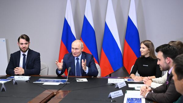 O presidente russo, Vladimir Putin, durante reunião com jovens cientistas do Centro Nuclear Federal da Rússia, em Sarov, em 8 de setembro de 2023 - Sputnik Brasil