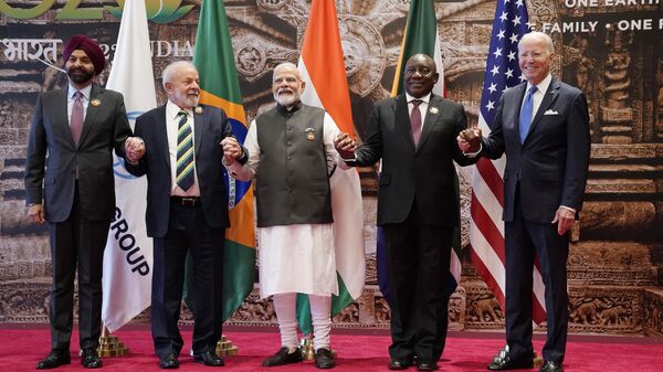 O presidente do Banco Mundial, Ajay Banga, o presidente brasileiro, Luiz Inácio Lula da Silva, o primeiro-ministro indiano, Narendra Modi, o presidente sul-africano, Cyril Ramaphosa, e o presidente dos EUA, Joe Biden, posam para a foto durante a cúpula do G20, em Nova Deli, na Índia - Sputnik Brasil