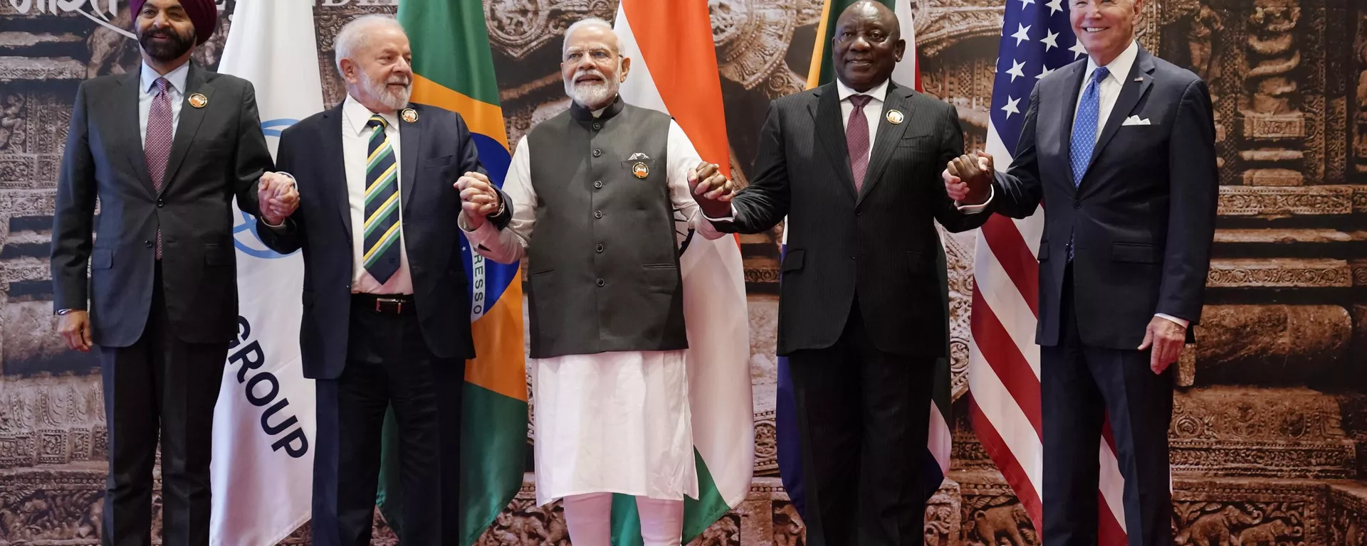 O presidente do Banco Mundial, Ajay Banga, o presidente brasileiro, Luiz Inácio Lula da Silva, o primeiro-ministro indiano, Narendra Modi, o presidente sul-africano, Cyril Ramaphosa, e o presidente dos EUA, Joe Biden, posam para a foto durante a cúpula do G20, em Nova Deli, na Índia - Sputnik Brasil, 1920, 09.09.2023