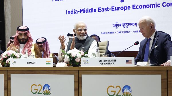 O príncipe herdeiro da Arábia Saudita, Mohammed bin Salman Al Saud, à esquerda, o primeiro-ministro indiano Narendra Modi, ao centro, e o presidente dos EUA, Joe Biden, participam do evento Parceria para Infraestrutura Global e Investimento no dia da cúpula do G20 em Nova Delhi, Índia, 9 de setembro 2023 - Sputnik Brasil