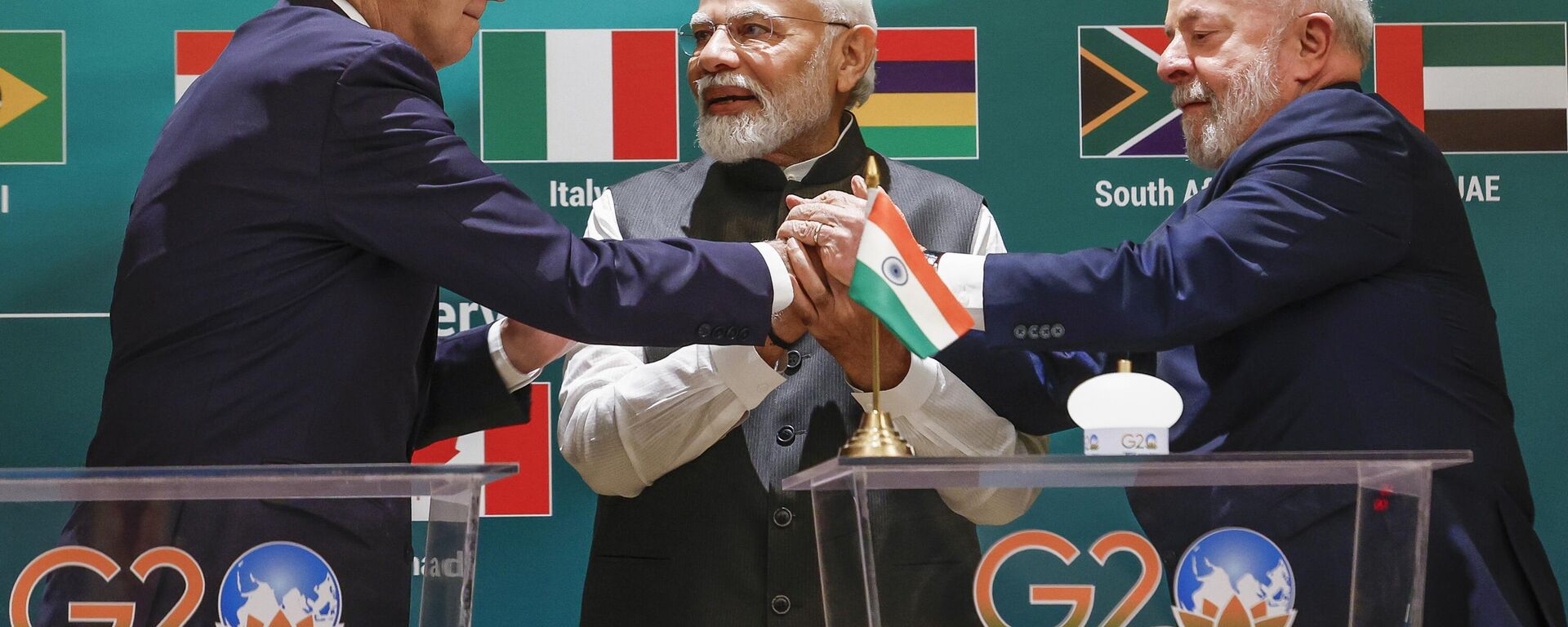 O presidente dos EUA, Joe Biden, à esquerda, o primeiro-ministro indiano Narendra Modi, ao centro, e o presidente brasileiro, Luiz Inácio Lula da Silva, de mãos dadas enquanto participam do lançamento da Aliança Global de Biocombustíveis na cúpula do G20 em Nova Delhi, Índia, sábado, 9 de setembro. , 2023 - Sputnik Brasil, 1920, 09.09.2023