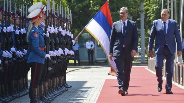 Aleksandar Vucic, presidente da Sérvia (no centro), passa em revista a guarda de honra com o líder sérvio-bósnio Milorad Dodik durante cerimônia de boas-vindas em Banja Luka, no norte da Bósnia e Herzegovina, 4 de agosto de 2023 - Sputnik Brasil
