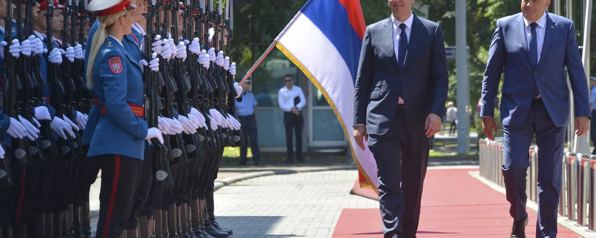 Aleksandar Vucic, presidente da Sérvia (no centro), passa em revista a guarda de honra com o líder sérvio-bósnio Milorad Dodik durante cerimônia de boas-vindas em Banja Luka, no norte da Bósnia e Herzegovina, 4 de agosto de 2023 - Sputnik Brasil, 1920, 10.09.2023