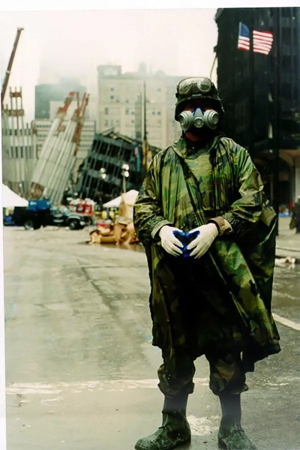 Soldado da Guarda Nacional do Exército de Nova York passa por um posto de controle no World Trade Center em Nova York em 14 de setembro de 2001. Nos meses após os ataques terroristas, mais de 14 mil membros do Exército de Nova York, da Guarda Nacional Aérea e outro pessoal estiveram de plantão nos locais atingidos pelos aviões sequestrados. Soldado da Guarda Nacional do Exército de Nova York passa por um posto de controle no World Trade Center em Nova York em 14 de setembro de 2001. Nos meses após os ataques terroristas, mais de 14 mil membros do Exército de Nova York, da Guarda Nacional Aérea e outro pessoal estiveram de plantão nos locais atingidos pelos aviões sequestrados. - Sputnik Brasil