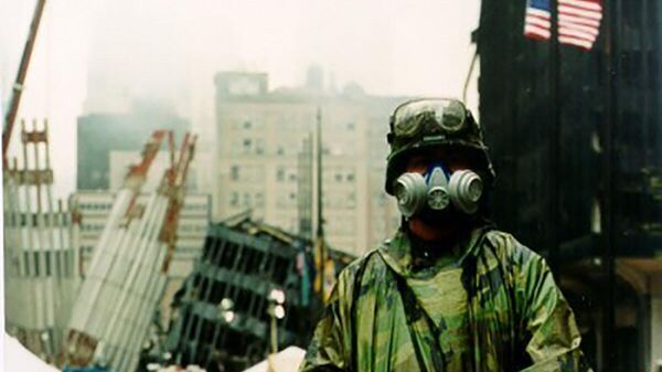 Soldado da Guarda Nacional do Exército de Nova York passa por um posto de controle no World Trade Center em Nova York em 14 de setembro de 2001. Nos meses após os ataques terroristas, mais de 14 mil membros do Exército de Nova York, da Guarda Nacional Aérea e outro pessoal estiveram de plantão nos locais atingidos pelos aviões sequestrados - Sputnik Brasil