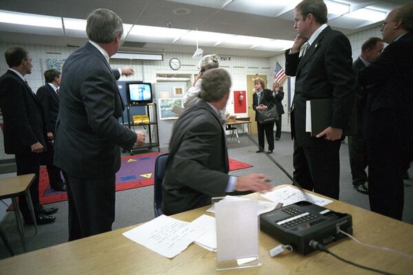Presidente George W. Bush observa como o voo 175 atinge a Torre Sul do World Trade Center em uma escola na Flórida, em 11 de setembro de 2001. - Sputnik Brasil