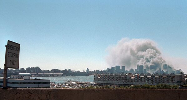 Fumaça sobe do local do World Trade Center no dia do ataque, 11 de setembro de 2001. - Sputnik Brasil