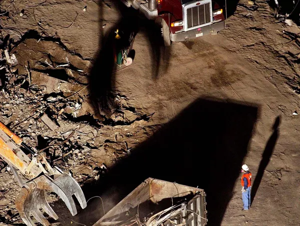 Trabalhador olha para um guindaste que move destroços para um caminhão nos restos do complexo do World Trade Center em Nova York, 5 de outubro de 2001. Trabalhador olha para um guindaste que move destroços para um caminhão nos restos do complexo do World Trade Center em Nova York, 5 de outubro de 2001. - Sputnik Brasil
