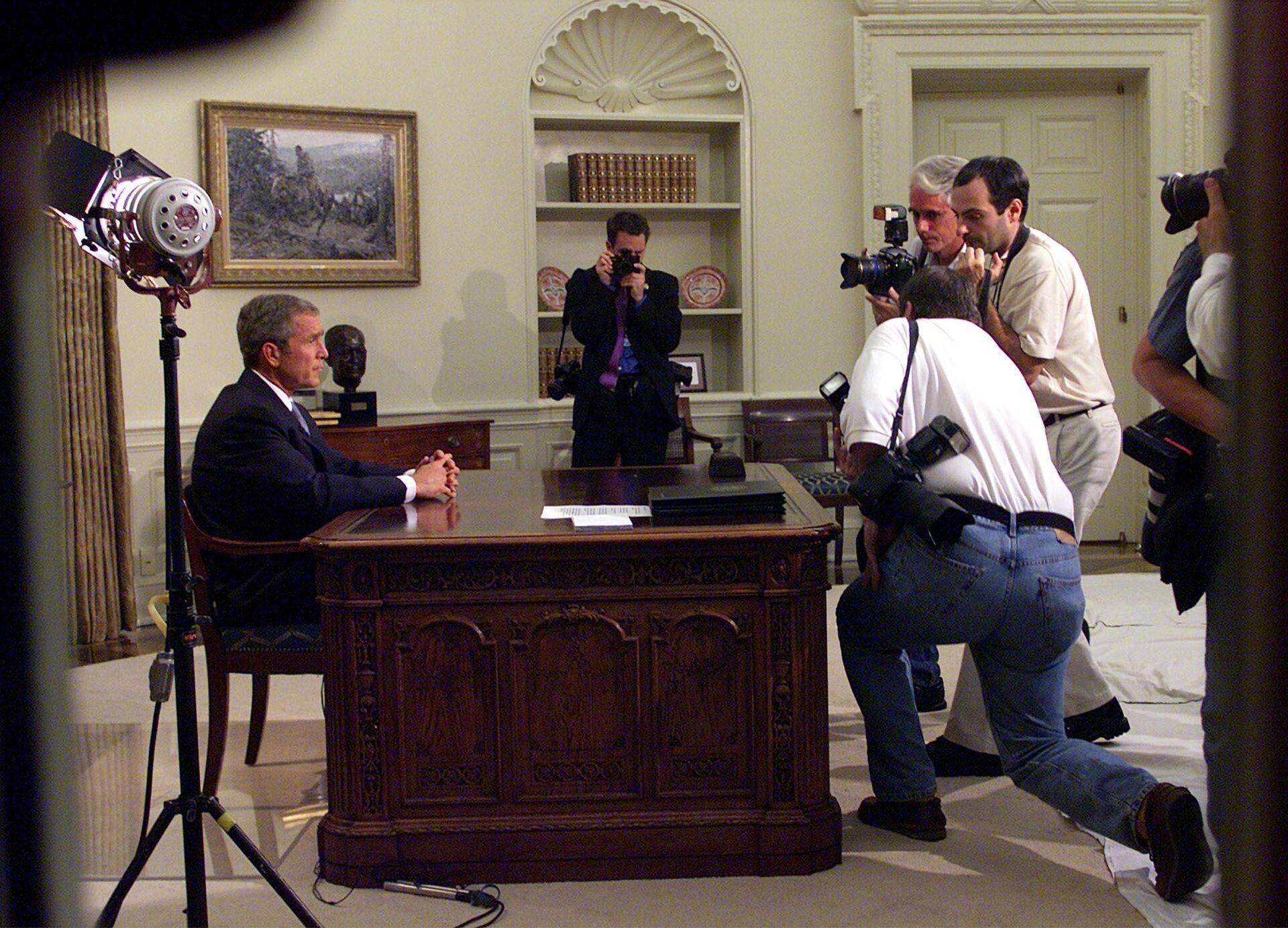 Presidente Bush na Sala Oval da Casa Branca em Washington em 11 de setembro de 2001, enquanto se dirige à nação sobre os ataques terroristas no World Trade Center e no Pentágono - Sputnik Brasil, 1920, 01.02.2024