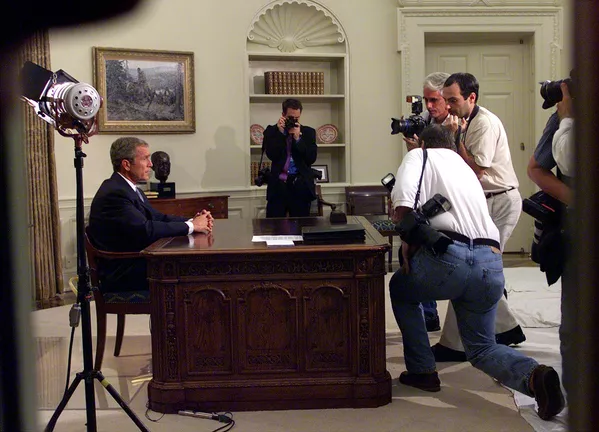 Presidente Bush na Sala Oval da Casa Branca em Washington em 11 de setembro de 2001, enquanto se dirige à nação sobre os ataques terroristas no World Trade Center e no Pentágono. Presidente Bush na Sala Oval da Casa Branca em Washington em 11 de setembro de 2001, enquanto se dirige à nação sobre os ataques terroristas no World Trade Center e no Pentágono. - Sputnik Brasil