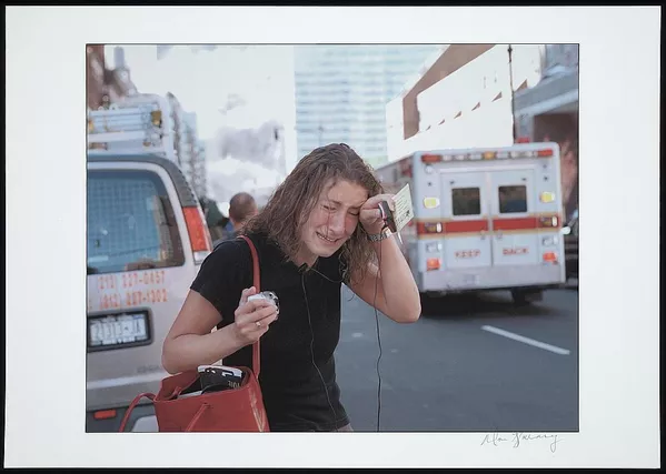 Mulher chora na rua com ambulâncias em fundo, após o ataque terrorista de 11 de setembro no World Trade Center em Nova York. Mulher chora na rua com ambulâncias em fundo, após o ataque terrorista de 11 de setembro no World Trade Center em Nova York. - Sputnik Brasil