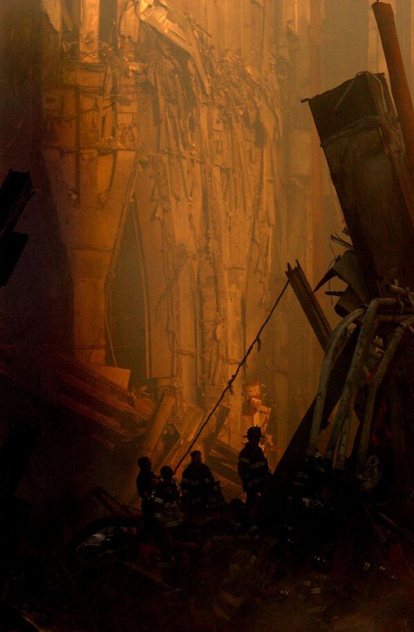 Trabalhadores de resgate realizam tentativas de busca e resgate em 14 de setembro de 2001, descendo profundamente nos escombros do World Trade Center em Nova York. - Sputnik Brasil