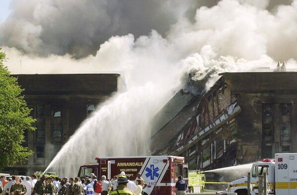 Bombeiros lutam para conter o incêndio após um avião Boeing 757-200 sequestrado pelos terroristas cair no Pentágono em 11 de setembro de 2001. - Sputnik Brasil