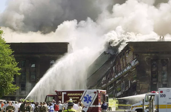 Bombeiros lutam para conter o incêndio após um avião Boeing 757-200 sequestrado pelos terroristas cair no Pentágono em 11 de setembro de 2001. Bombeiros lutam para conter o incêndio após um avião Boeing 757-200 sequestrado pelos terroristas cair no Pentágono em 11 de setembro de 2001. - Sputnik Brasil