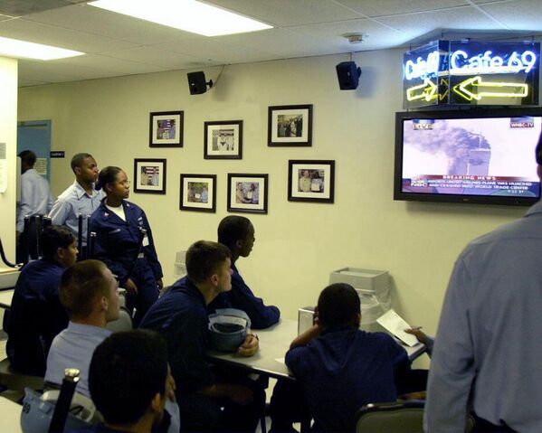 Marinheiros da Marinha dos EUA assistem a notícias na TV mostrando o World Trade Center, durante os ataques terroristas. - Sputnik Brasil