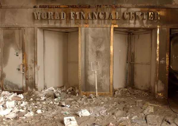 Inscrição do centro financeiro mundial coberto de cinzas e fuligem em resultado dos ataques de 11 de setembro de 2001. Inscrição do centro financeiro mundial coberto de cinzas e fuligem em resultado dos ataques de 11 de setembro de 2001. - Sputnik Brasil