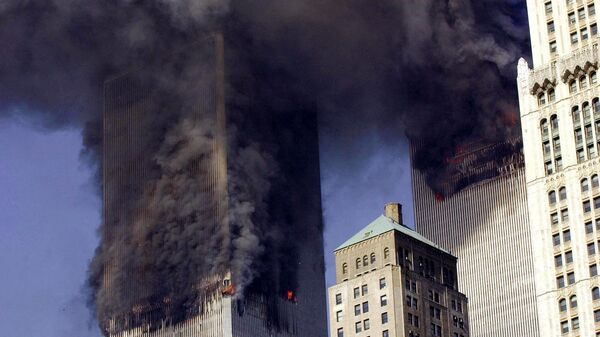 Ondas de fumaça saindo das torres gêmeas do World Trade Center, em Lower Manhattan, Nova York, 11 de setembro de 2001 - Sputnik Brasil