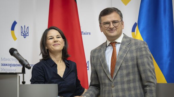 A ministra das Relações Exteriores da Alemanha, Annalena Baerbock, e seu homólogo ucraniano, Dmitry Kuleba, posam para fotos após coletiva conjunta de imprensa em Kiev, na Ucrânia, em 11 de setembro de 2022 - Sputnik Brasil