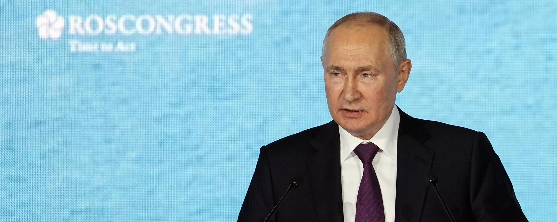 Presidente russo, Vladimir Putin, faz discurso na sessão plenária do Fórum Econômico Oriental em Vladivostok, 12 de setembro de 2023 - Sputnik Brasil, 1920, 12.09.2023