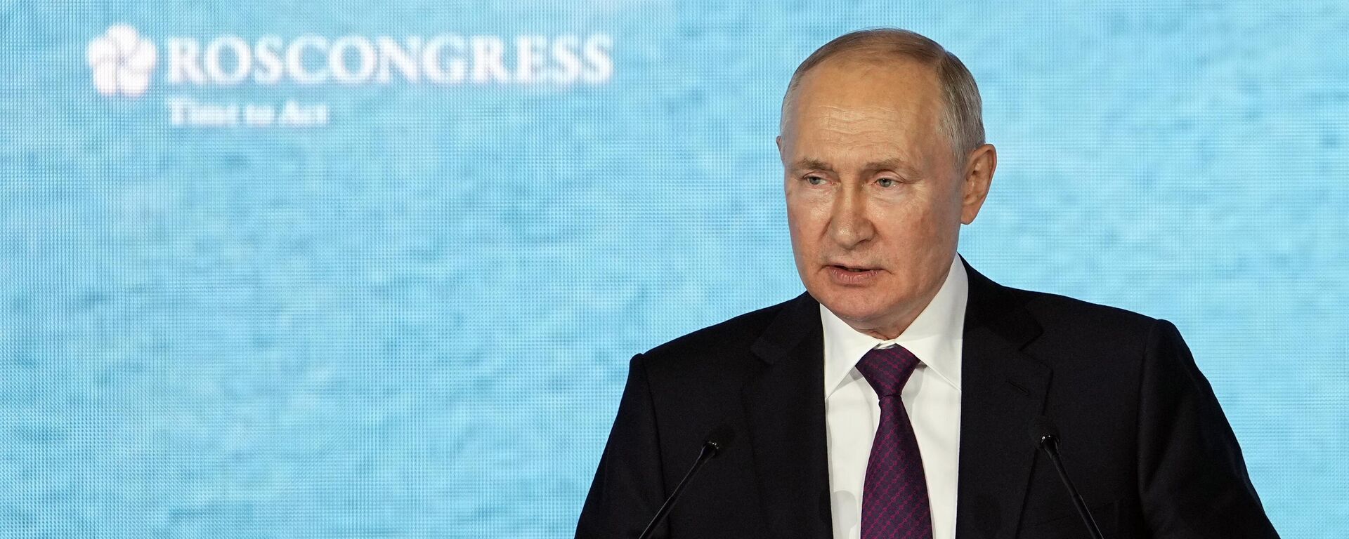 Presidente russo, Vladimir Putin, faz discurso na sessão plenária do Fórum Econômico do Oriente em Vladivostok, 12 de setembro de 2023 - Sputnik Brasil, 1920, 12.09.2023