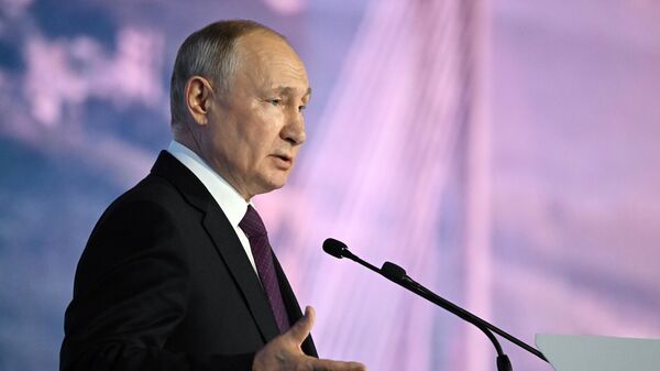  O presidente russo Vladimir Putin durante o VIII Fórum Econômico do Oriente - Sputnik Brasil