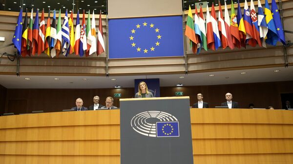 A presidente do Parlamento Europeu, Roberta Metsola, ao centro, fala durante uma sessão plenária no Parlamento Europeu em Bruxelas, 29 de março de 2023 - Sputnik Brasil