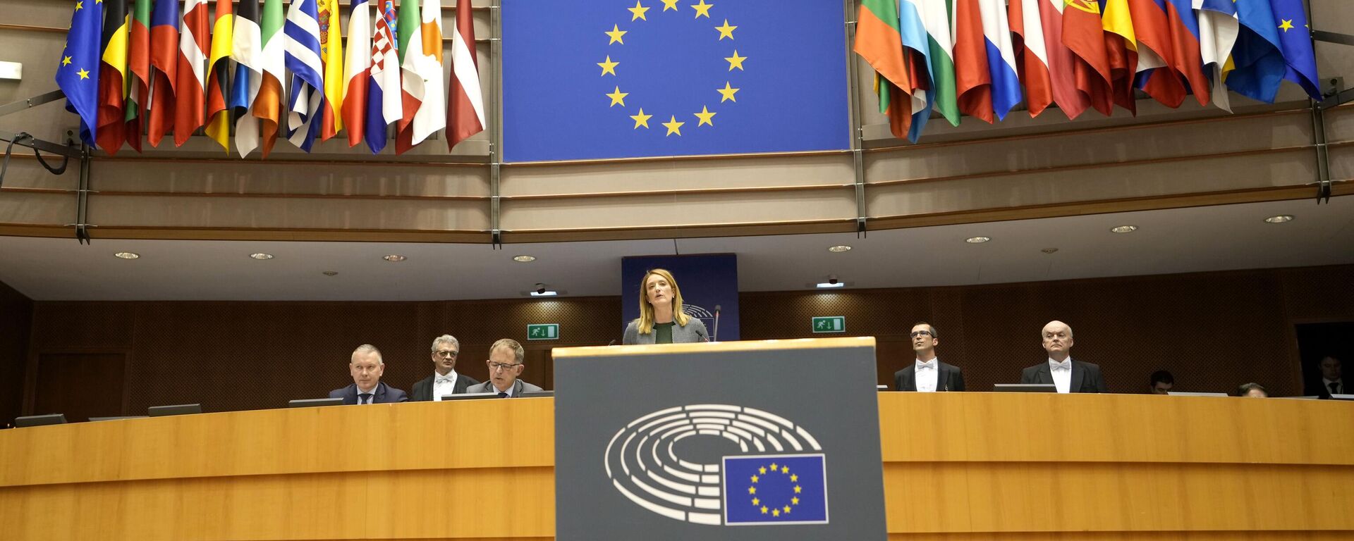A presidente do Parlamento Europeu, Roberta Metsola, ao centro, fala durante uma sessão plenária no Parlamento Europeu em Bruxelas, 29 de março de 2023 - Sputnik Brasil, 1920, 12.09.2023