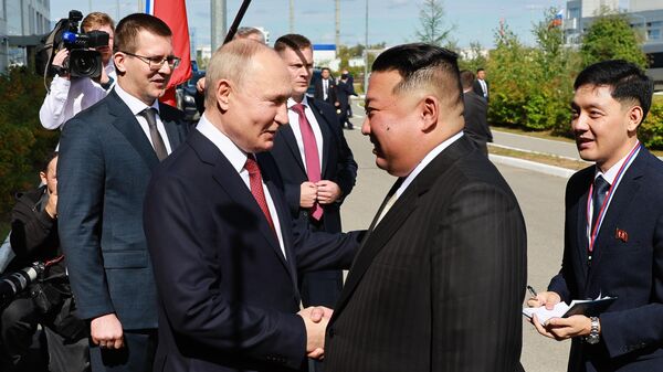 O presidente russo, Vladimir Putin, e o líder norte-coreano Kim Jong-un, durante encontro nas instalações do Cosmódromo de Vostochny, na Rússia - Sputnik Brasil