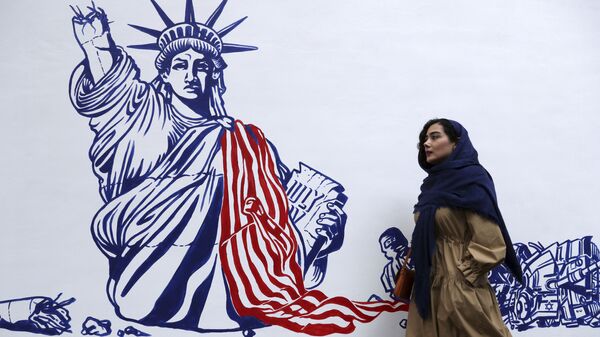 Uma mulher passa por uma sátira da Estátua da Liberdade após novo ataque anti-EUA em murais nas paredes da antiga embaixada norte-americana em Teerã, Irã, 2 de novembro de 2019 - Sputnik Brasil