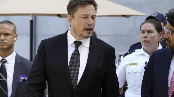 Elon Musk, CEO da X, sai de uma reunião a portas fechadas com os principais CEOs de tecnologia para discutir as prioridades e os riscos relacionados à inteligência artificial, no Capitólio, em Washington, 13 de setembro de 2023 - Sputnik Brasil