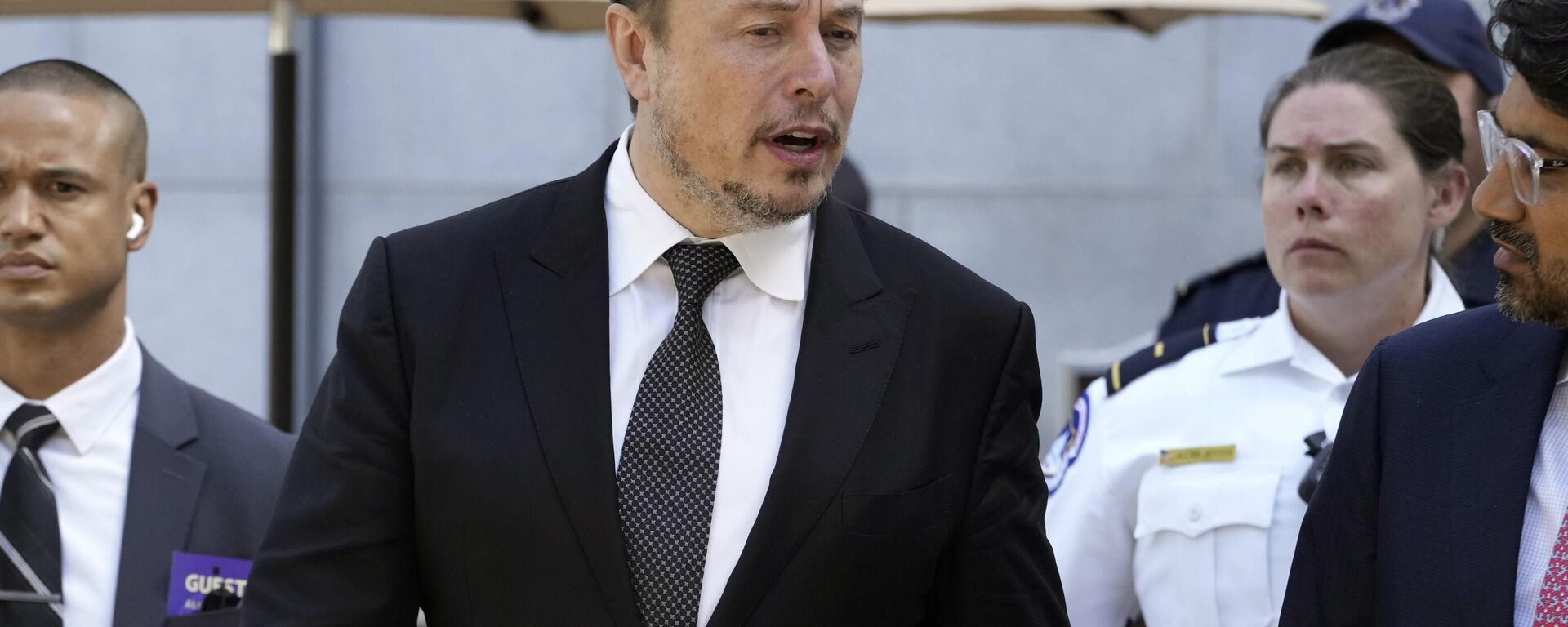 Elon Musk, CEO da X, sai de uma reunião a portas fechadas com os principais CEOs de tecnologia para discutir as prioridades e os riscos relacionados à inteligência artificial, no Capitólio, em Washington, 13 de setembro de 2023 - Sputnik Brasil, 1920, 15.02.2024