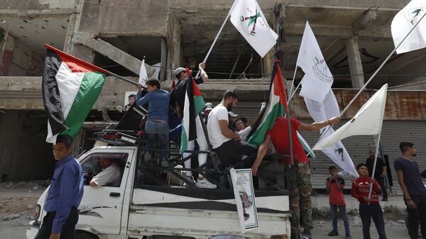 Pessoas assistem ao funeral de cinco membros do Comando Geral do grupo militante palestino Frente Popular para a Libertação da Palestina em Damasco, Síria, 1º de junho de 2023 - Sputnik Brasil
