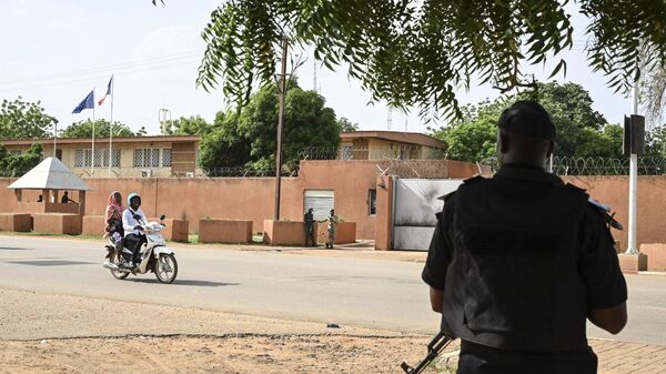 Um mototáxi transporta um passageiro diante da Embaixada da França em Niamey, 28 de agosto de 2023 - Sputnik Brasil