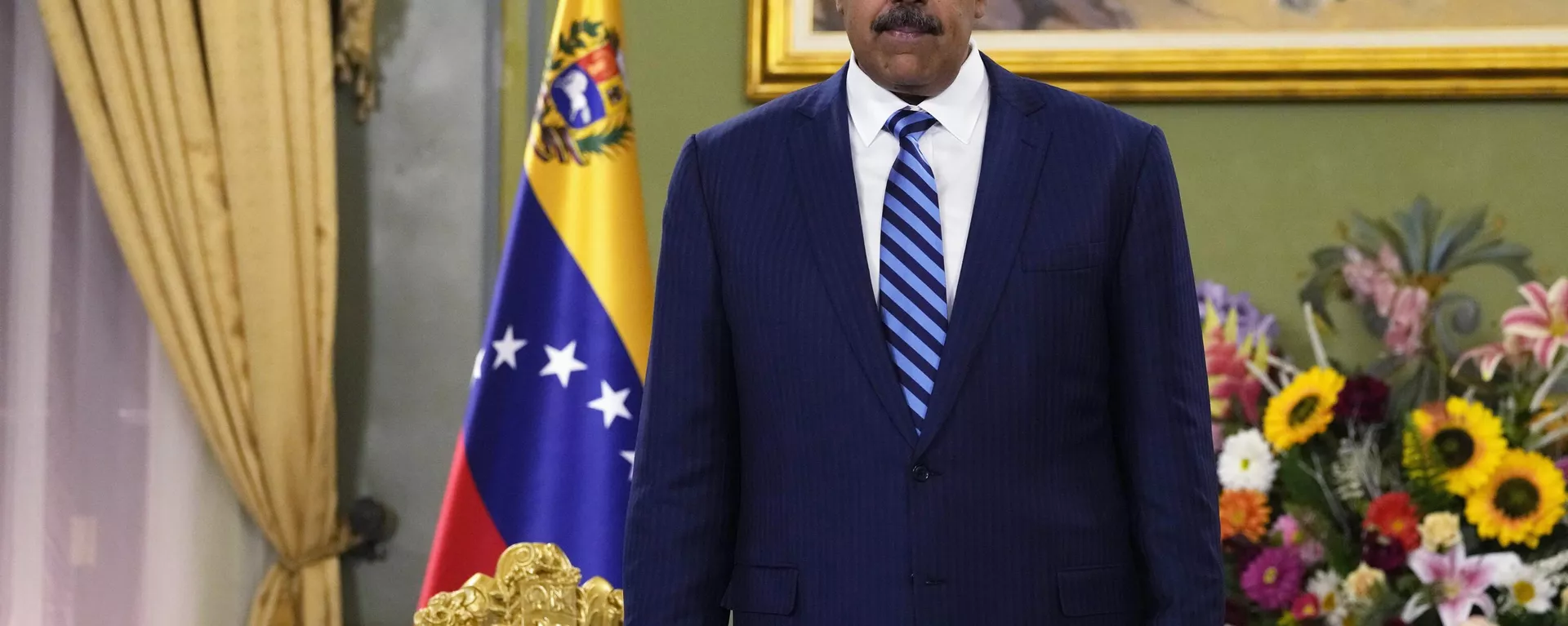 Nicolás Maduro, presidente venezuelano, espera para receber o novo embaixador da Colômbia na Venezuela, no Palácio Presidencial de Miraflores em Caracas, Venezuela, 16 de agosto de 2023 - Sputnik Brasil, 1920, 12.12.2023