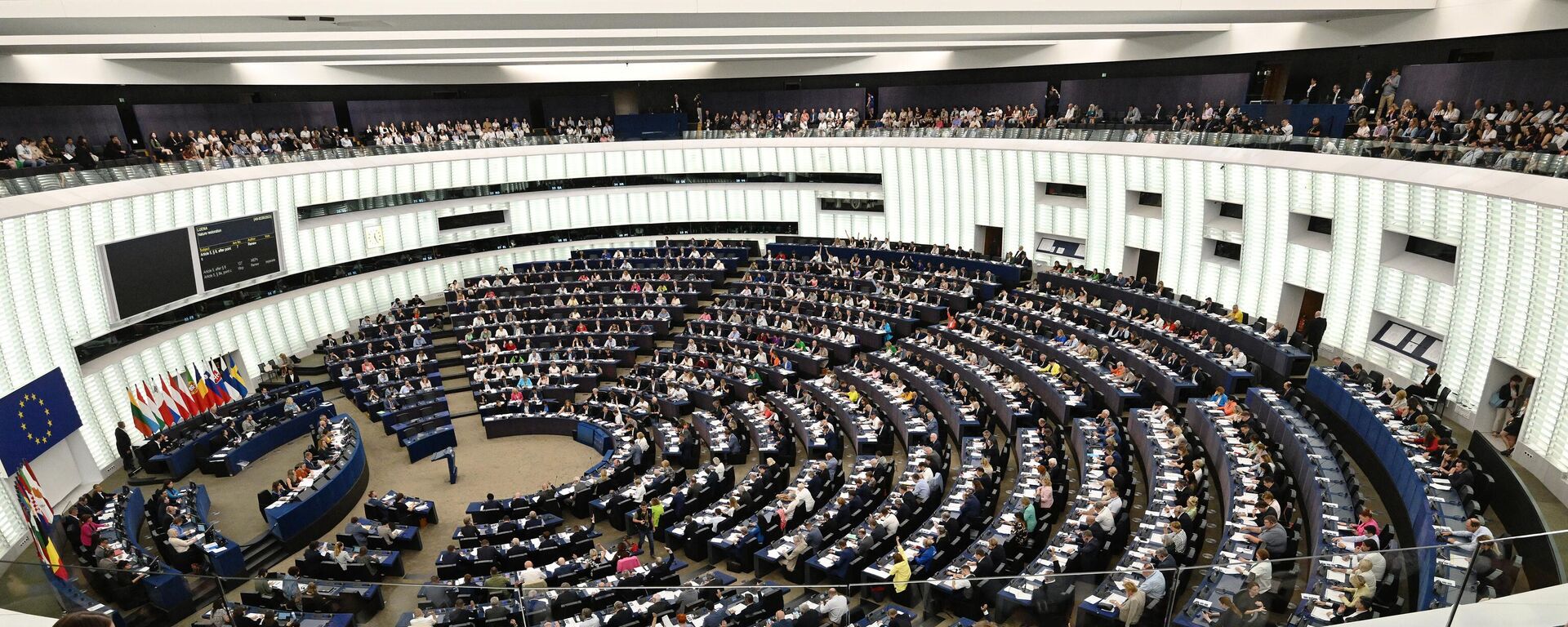 Membros do Parlamento Europeu participam de uma sessão de votação sobre a lei de restauração da natureza da UE durante uma sessão plenária no Parlamento Europeu em Estrasburgo, leste da França, 12 de julho de 2023 - Sputnik Brasil, 1920, 14.09.2023