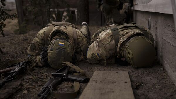 Soldados ucranianos se protegem do fogo de artilharia russa nos arredores de Kiev. Ucrânia, 13 de março de 2022 - Sputnik Brasil