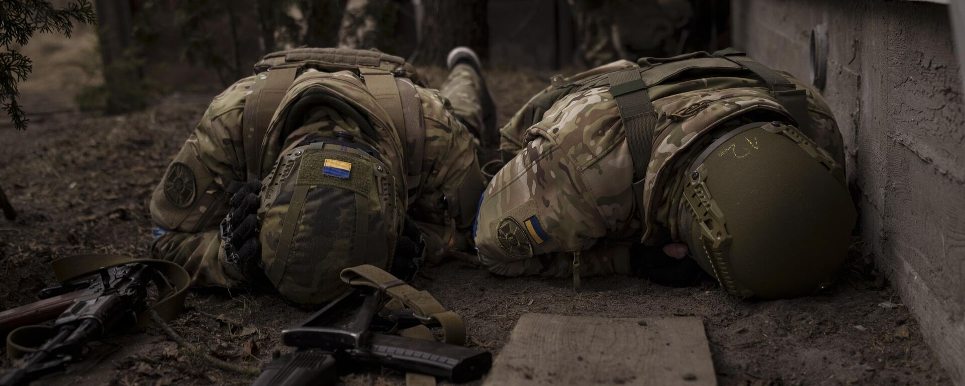 Soldados ucranianos se protegem do fogo de artilharia russa nos arredores de Kiev. Ucrânia, 13 de março de 2022 - Sputnik Brasil, 1920, 08.02.2024
