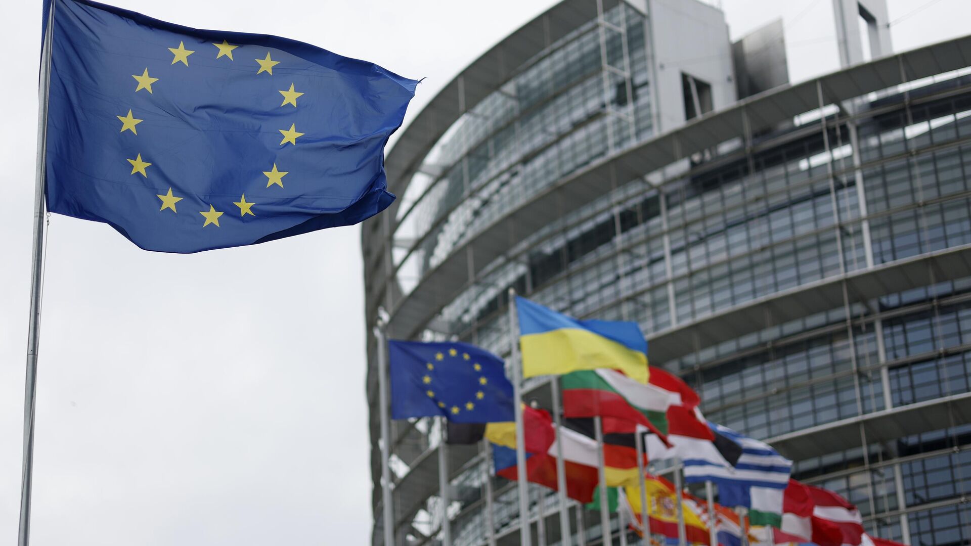 Bandeira da União Europeia (à esquerda) hasteada no Parlamento Europeu, em Estrasburgo, França, em 18 de abril de 2023 - Sputnik Brasil, 1920, 29.01.2024