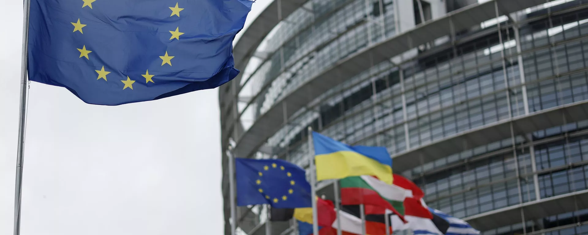 Bandeira da União Europeia (à esquerda), hasteada no Parlamento Europeu em Estrasburgo, França, 18 de abril de 2023 - Sputnik Brasil, 1920, 26.09.2023