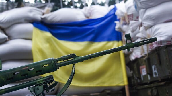 Bandeira da Ucrânia ao lado de um rifle na frente de batalha em Marinka. Donetsk, 25 de agosto de 2016 - Sputnik Brasil