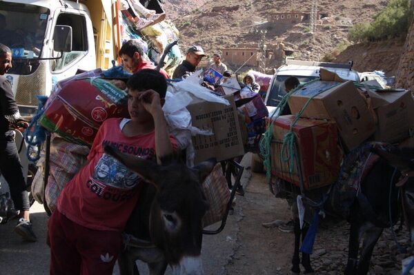 Adultos e crianças estão envolvidos na entrega de ajuda nas montanhas afetadas pelo terremoto no Marrocos, 15 de setembro de 2023 - Sputnik Brasil