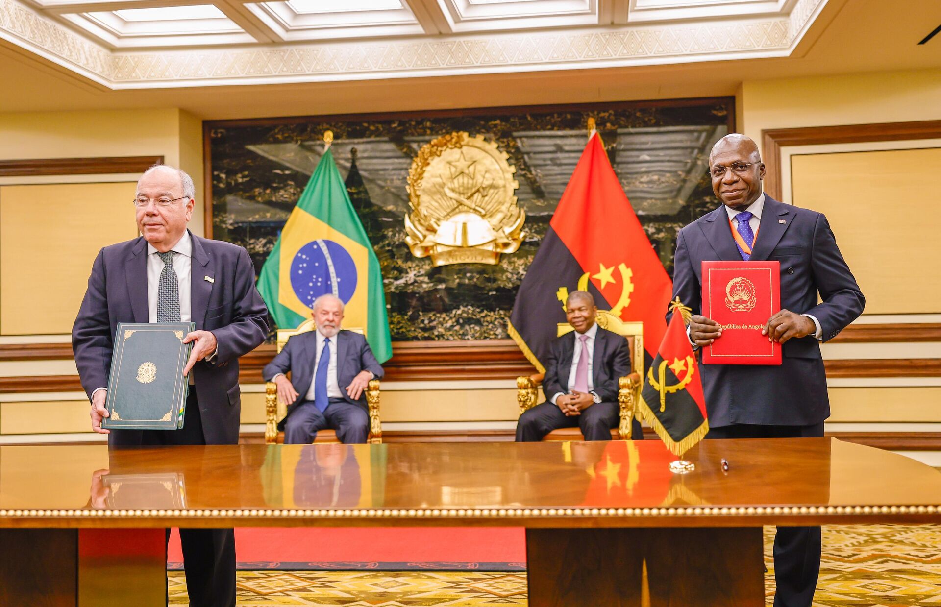 Os ministros das Relações Exteriores de Brasil e Angola, Mauro Vieira e António Téte, participam de cerimônia de assinatura de atos em Luanda, em 25 de agosto de 2023 - Sputnik Brasil, 1920, 15.09.2023
