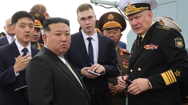 O líder da Coreia do Norte, Kim Jong-un, durante sua visita do interior da fragata Marshal Shaposhnikov da Frota russa do Pacífico - Sputnik Brasil