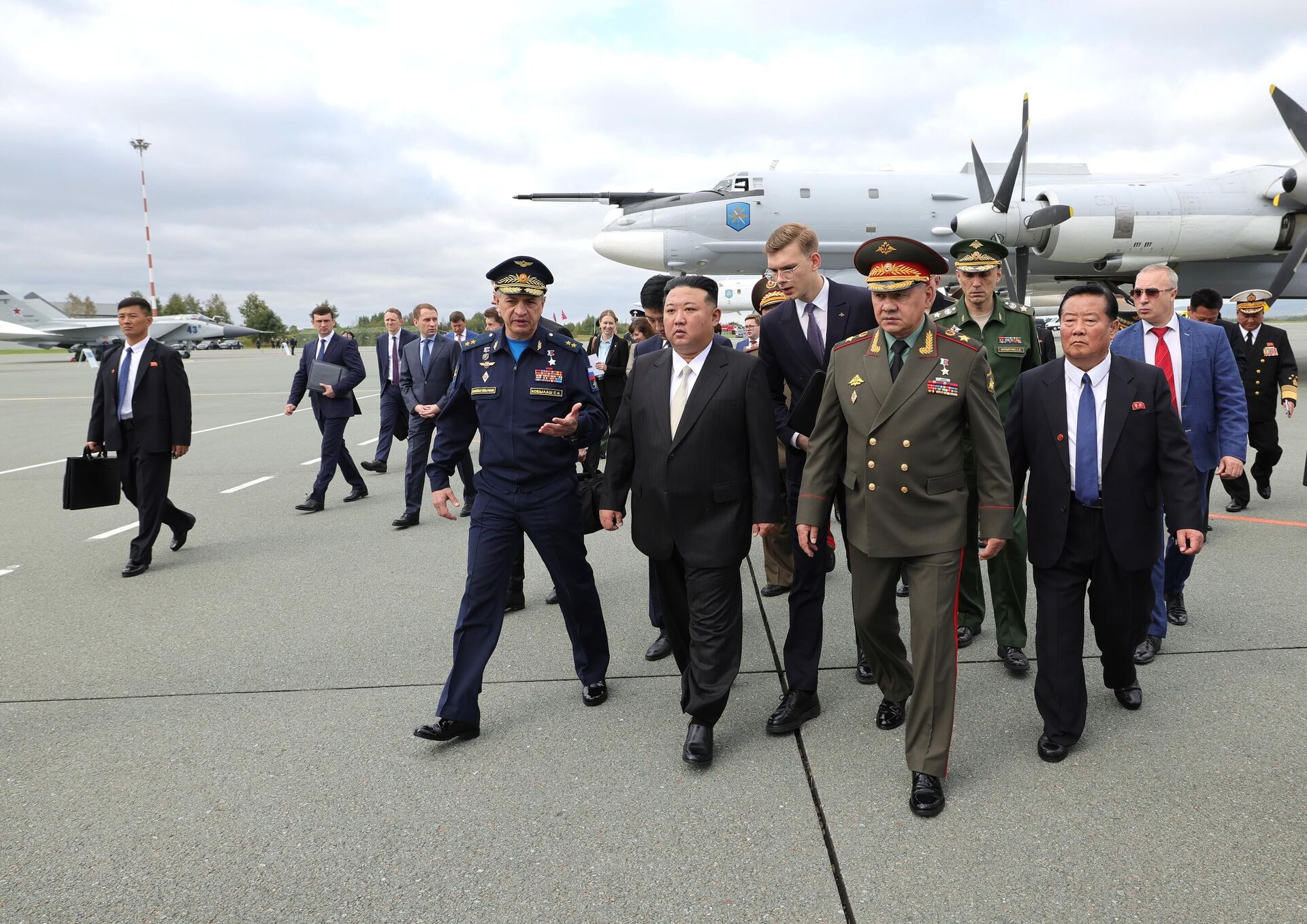 O líder da Coreia do Norte, Kim Jong-un, acompanhado pelo ministro da Defesa da Rússia, Sergei Shoigu, visitou aeroporto Knevichi, na região de Primorie - Sputnik Brasil, 1920, 16.09.2023