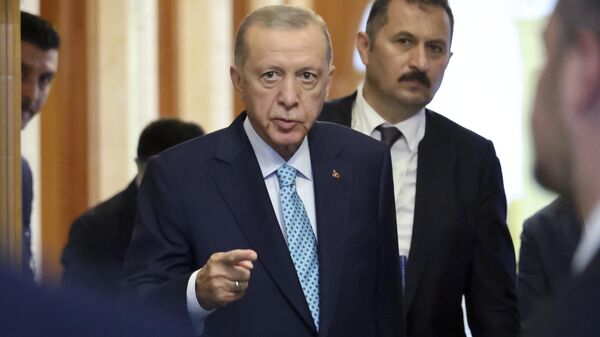 O presidente turco, Recep Tayyip Erdogan, sai de um salão após suas conversas com o presidente russo, Vladimir Putin, no resort russo de Sochi, no Mar Negro, Rússia, 4 de setembro de 2023 - Sputnik Brasil