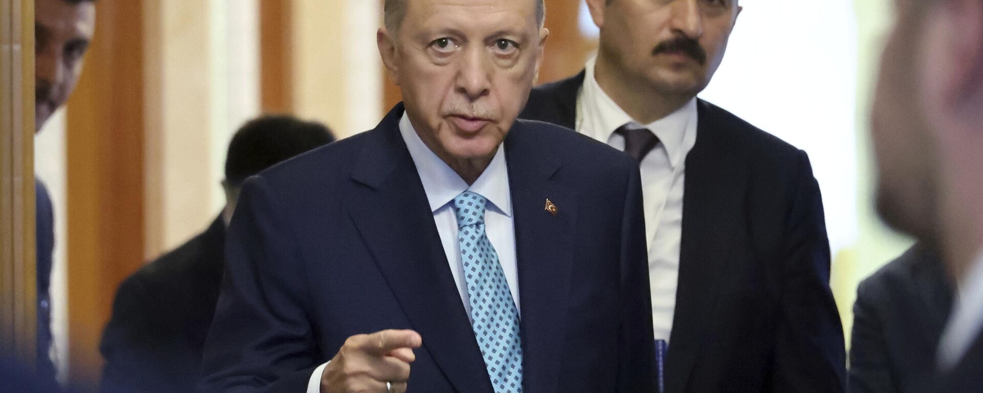 O presidente turco, Recep Tayyip Erdogan, sai de um salão após suas conversas com o presidente russo, Vladimir Putin, no resort russo de Sochi, no Mar Negro, Rússia, 4 de setembro de 2023 - Sputnik Brasil, 1920, 16.09.2023