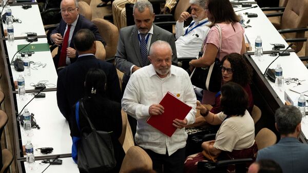 O presidente do Brasil, Luis Inácio Lula da Silva (C), é fotografado antes de fazer um discurso durante a Cúpula do G77 + China no Palácio de Convenções em Havana, em 16 de setembro de 2023 - Sputnik Brasil